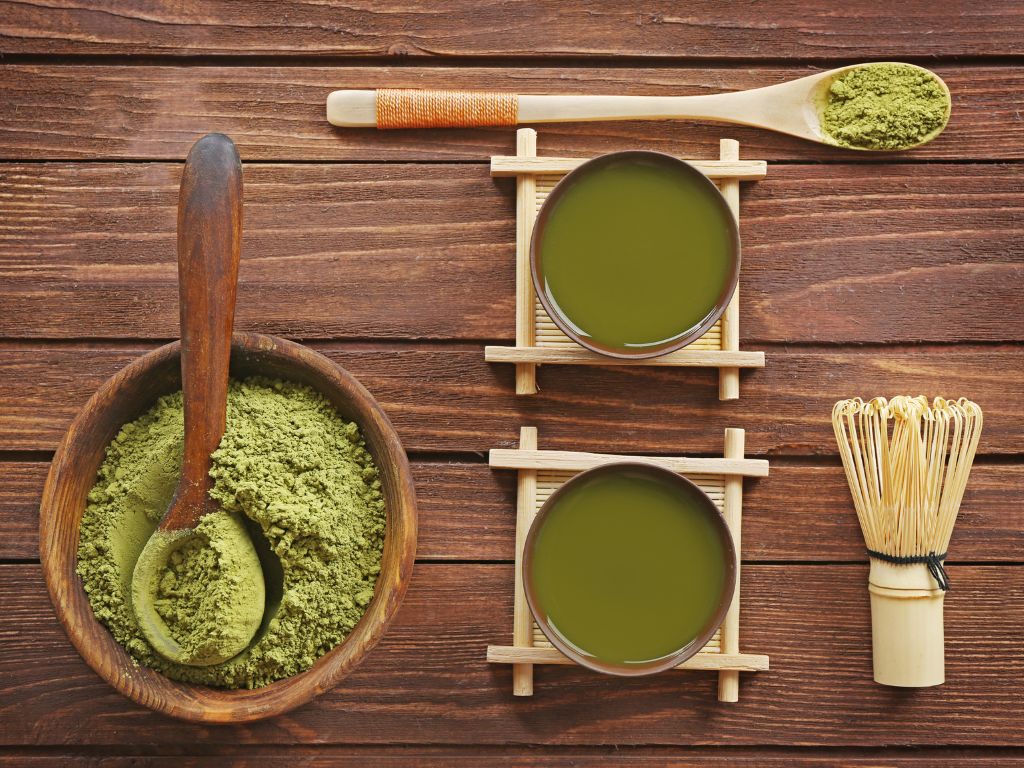 Matcha Zubehör mit Schale, Besen, Löffel und Pulver