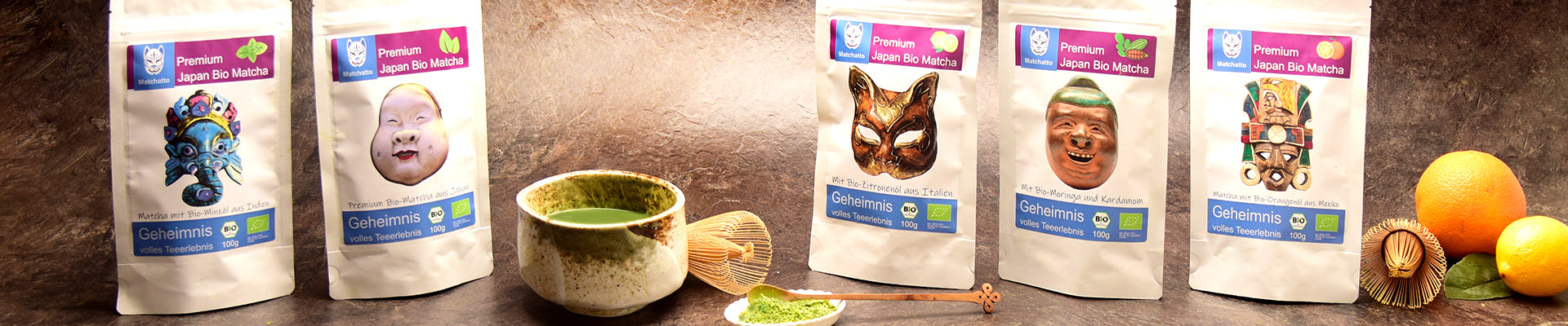 Fünf Matchatto Geheimnis-Sorten mit Bio-Zutaten aus aller Welt, begleitet von Chawan, Chasen und Matcha-Pulver.