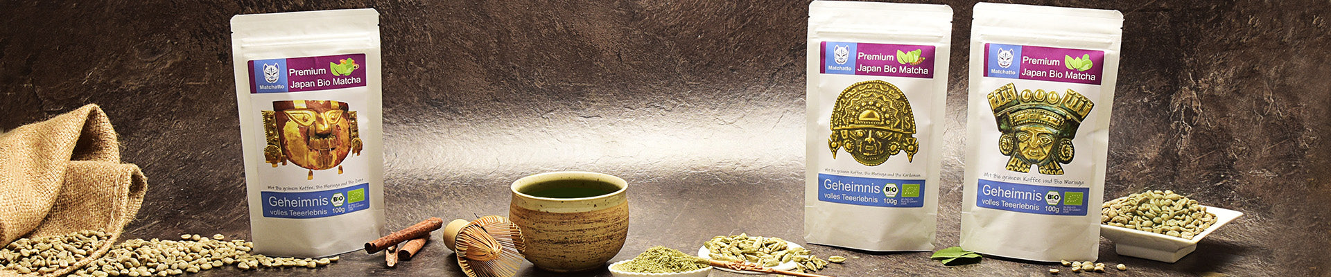 Matcha Tee Beutel und grüner Kaffee auf dem Tisch