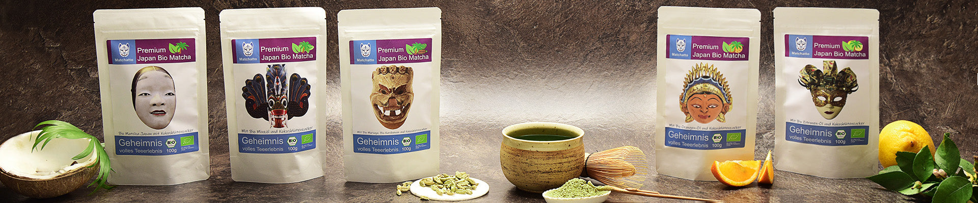 Matcha Tee Tüten mit Kokosblütenzucker auf dem Tisch