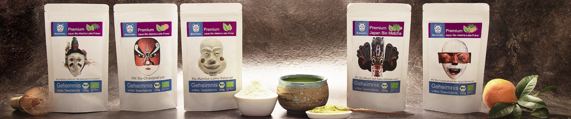 Matcha Latte Sortiment mit allen Beuteln auf dem Tisch