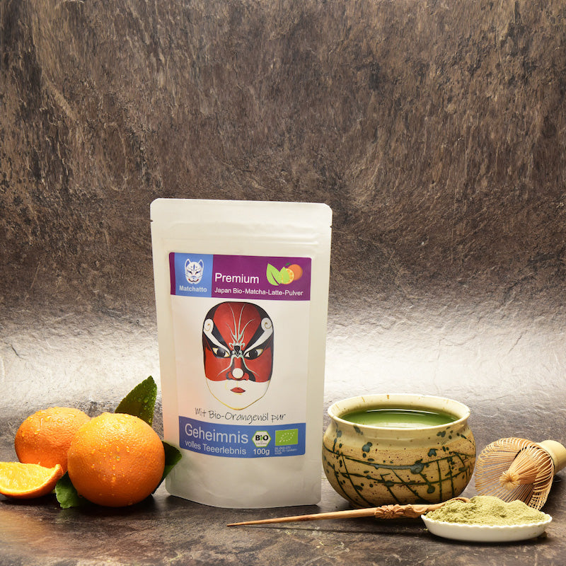Matcha Latte Pulver mit Orange und Teeschale
