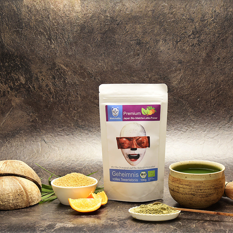 Matcha Latte Pulver mit Orange und Kokoszucker in einer Schale