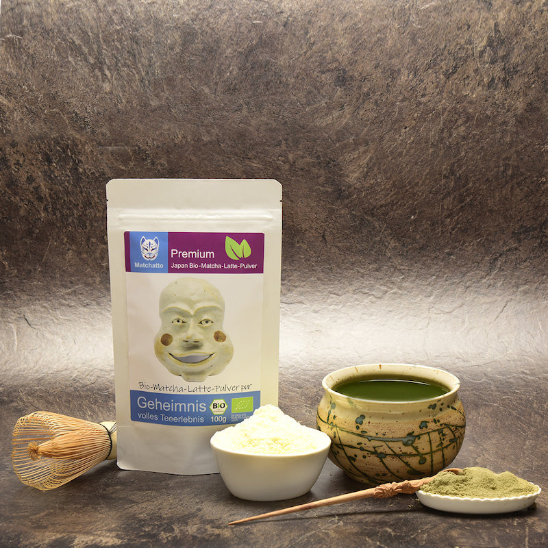 Matcha Latte Pulver mit Schale und Besen