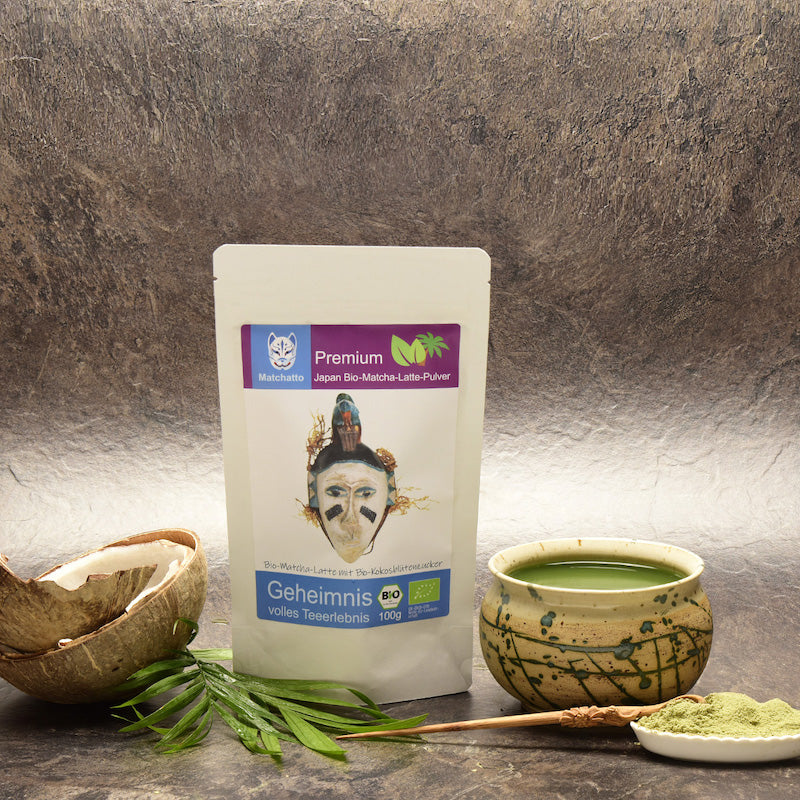 Matcha Latte Pulver mit Kokosnuss und Matcha Schale