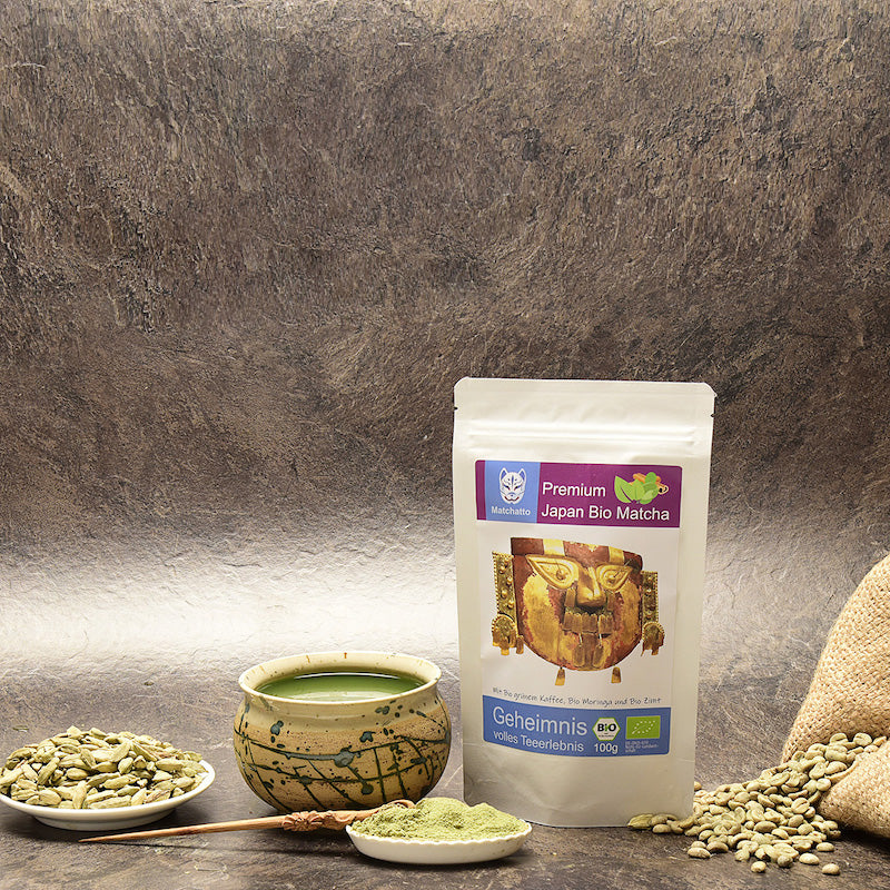 Matcha Tee mit grünen Kaffeebohnen und Schale
