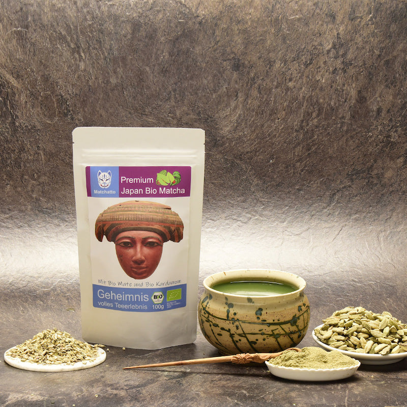 Matche Tee mit Mate und Pulver in Schale