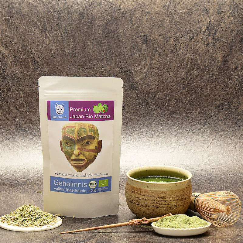 Matcha Tee Beutel mit Mate und Schale auf dem Tisch