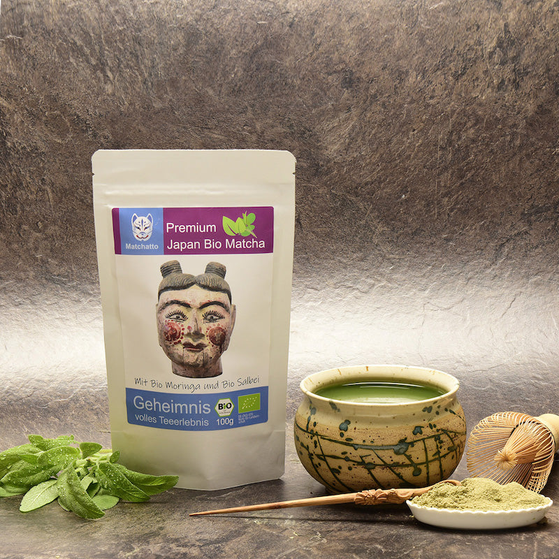 MAtcha Tee Tüte mit Salbei auf dem Tisch