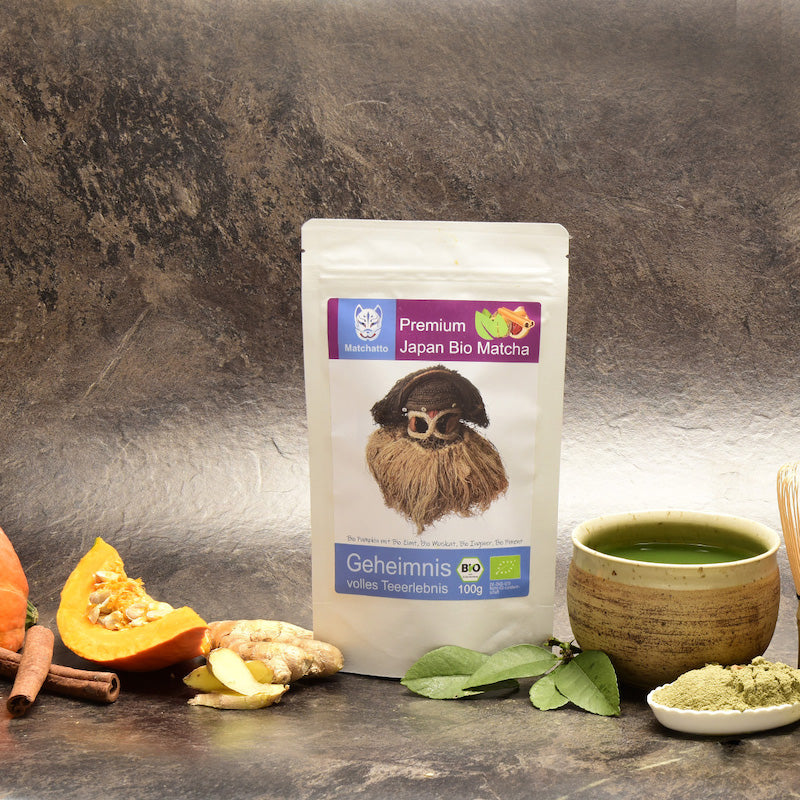 Matcha Tee mit Pumpkin auf dem Tisch mit Kürbis