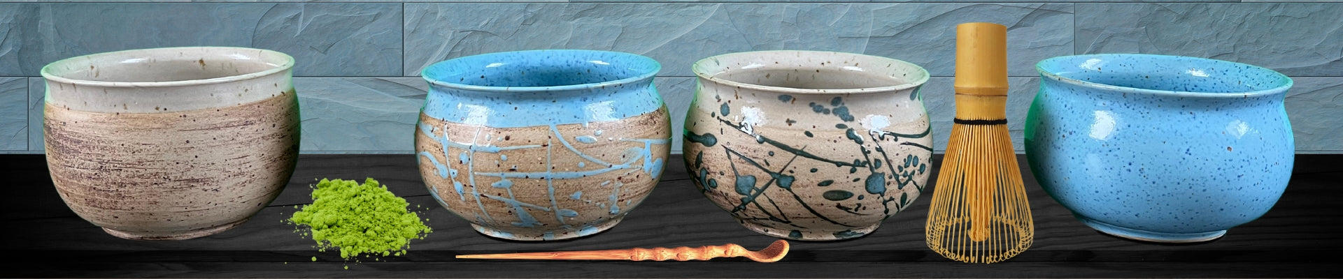 Matcha-Set mit fünf handgefertigten Keramik-Schalen, Bambusbesen (Chasen), Bambuslöffel und Matcha-Pulver auf dunkler Holzfläche – japanische Teezeremonie für zu Hause.