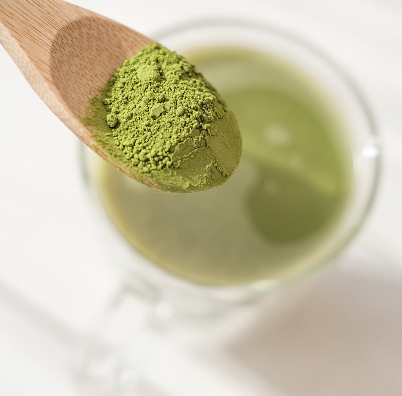 Chai Latte Matcha Haferpulver auf einem Löffel