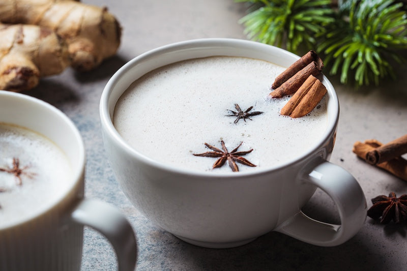 Chai Latte - das Teegetränk mit Gewürzen und Milch – Matchatto Chai Latte - das Teegetränk mit Gewürzen und Milch – Matchatto