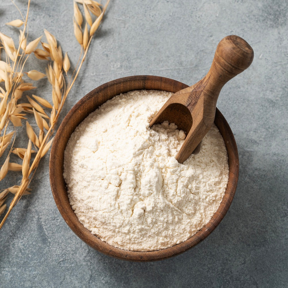 Haferdrinkpulver in Schale mit Löffel