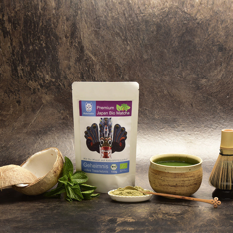 Matcha Tee mit Minzblätter und Kokoszucker und Kokosnuss