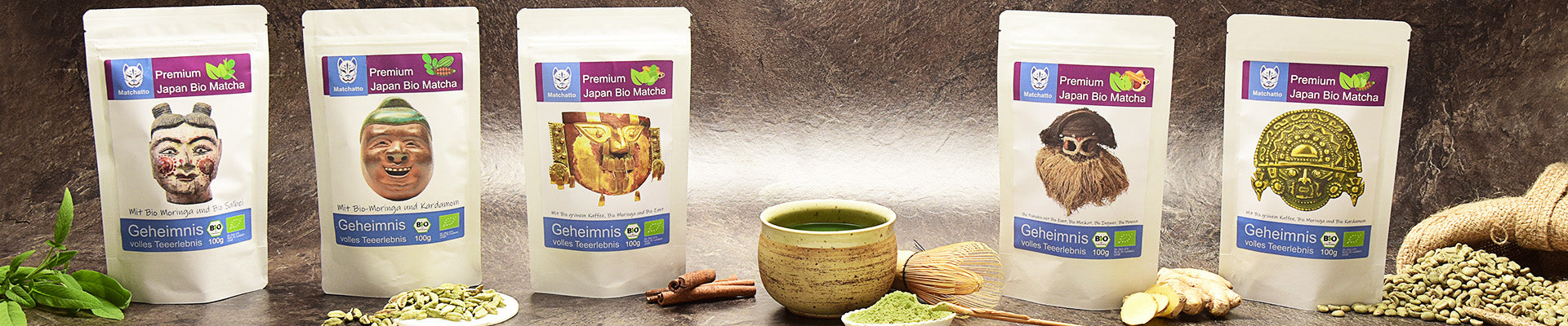 Matcha Tee Beutel mit Gewürzen auf dem Tisch