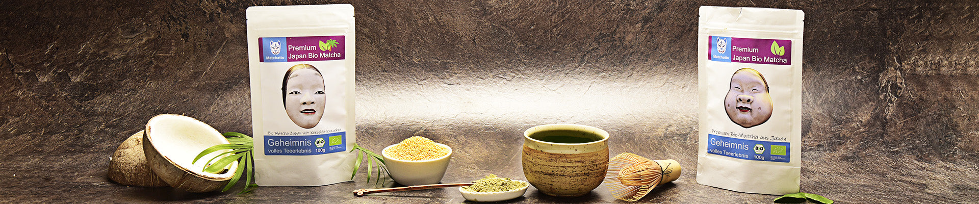 Pures Matcha Tee Pulver in Beuteln auf dem Tisch