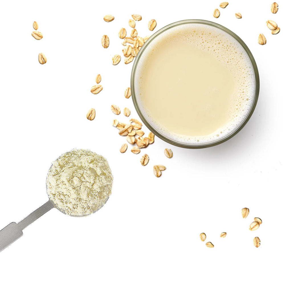 Messlöffel mit Haferpulver und Haferdrink