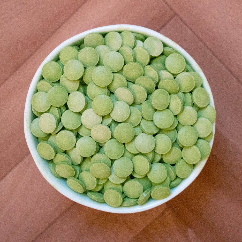 Eine Schale gefüllt mit Bio Matcha Drops