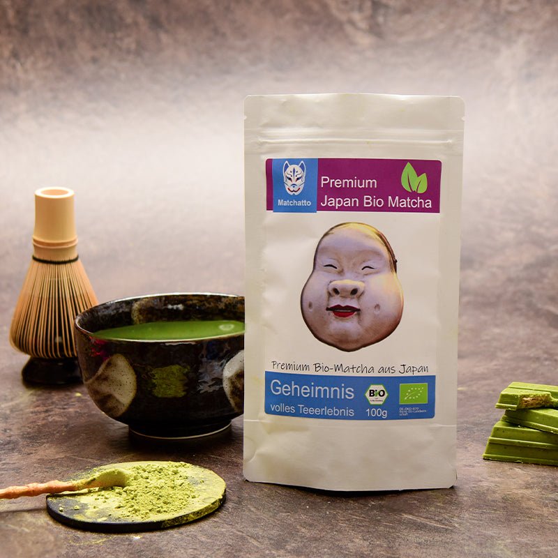 Matchatto Premium Japan Bio Matcha mit traditioneller Maske, Matchaschale, Chasen-Besen und grünem Pulver – hochwertiger Bio-Matcha aus Japan für ein volles Teeerlebnis.