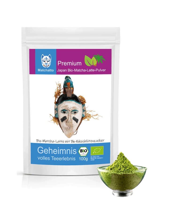 Matcha Latte Pulver mit Kokoszucker im Beutel und Schale