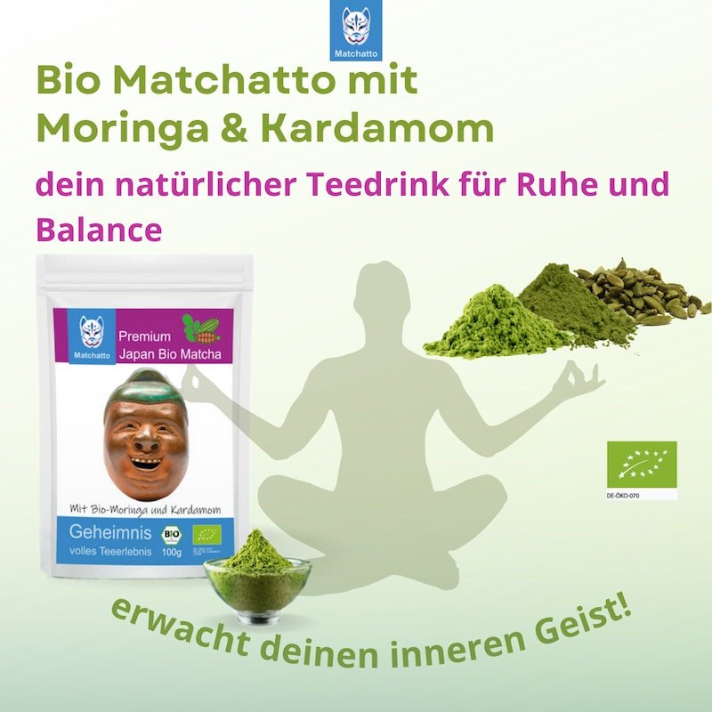 Werbegrafik für Matchatto Bio-Matcha mit Moringa und Kardamom: Links Matcha-Beutel mit lachender Figur, daneben Pulver und Kardamomkapseln. In der Mitte Silhouette einer meditierenden Person. Text: ‚dein natürlicher Teedrink für Ruhe und Balance‘ und ‚erwacht deinen inneren Geist‘. Bio-Siegel unten rechts.