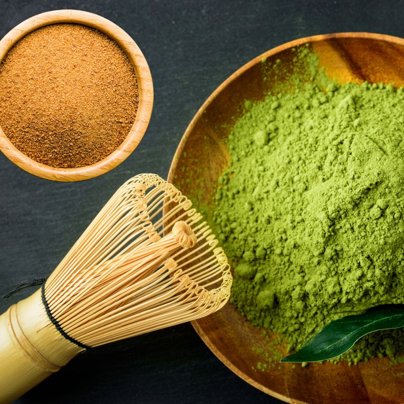 Matcha Latte Teepulver mit Kokoszucker und Matchabesen