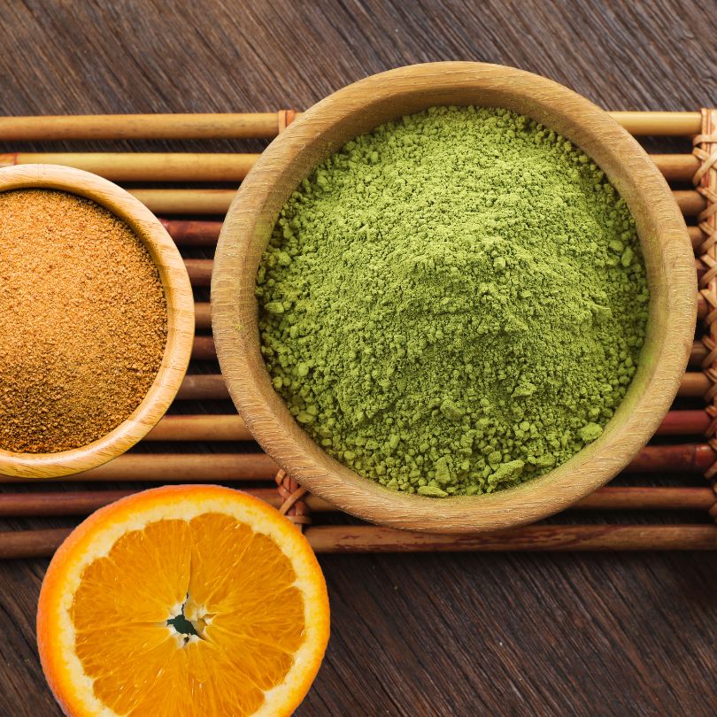 Matcha Latte Pulver mit Kokoszucker und Orangenscheibe