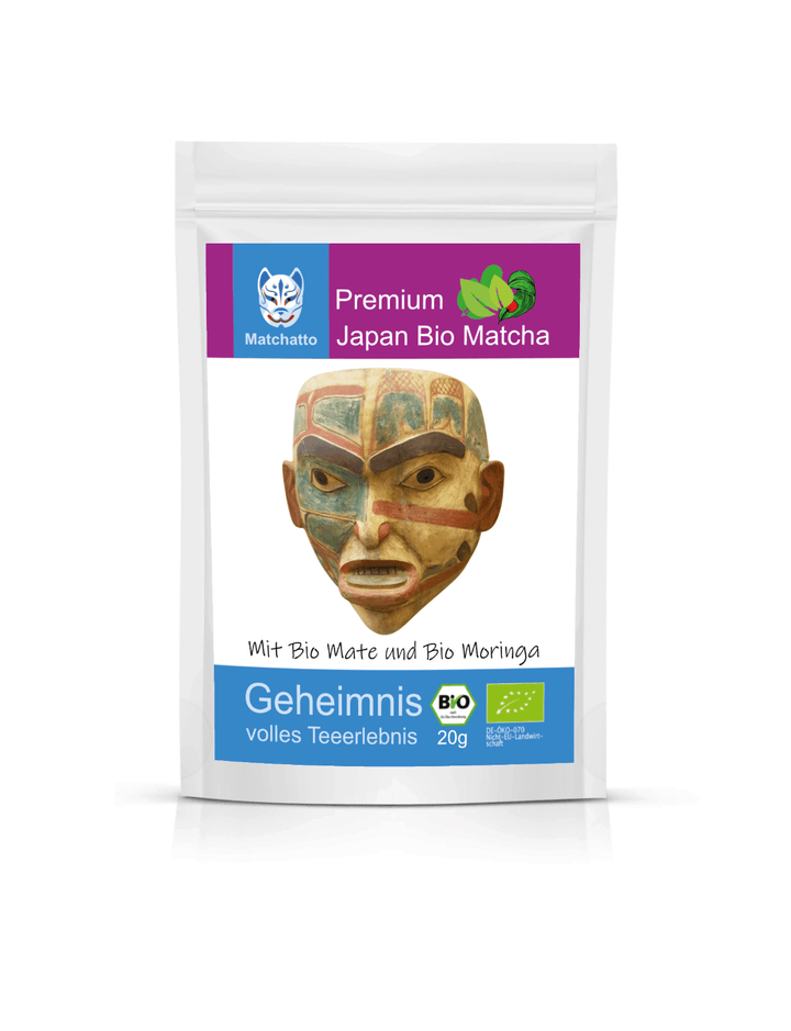 Matchatto Bio Matcha Tee mit Mate und Moringa im 20g-Beutel, verziert mit traditioneller Holzmaske, Premium Japan Matcha mit Bio-Zertifikat für ein vitalisierendes Teeerlebnis.
