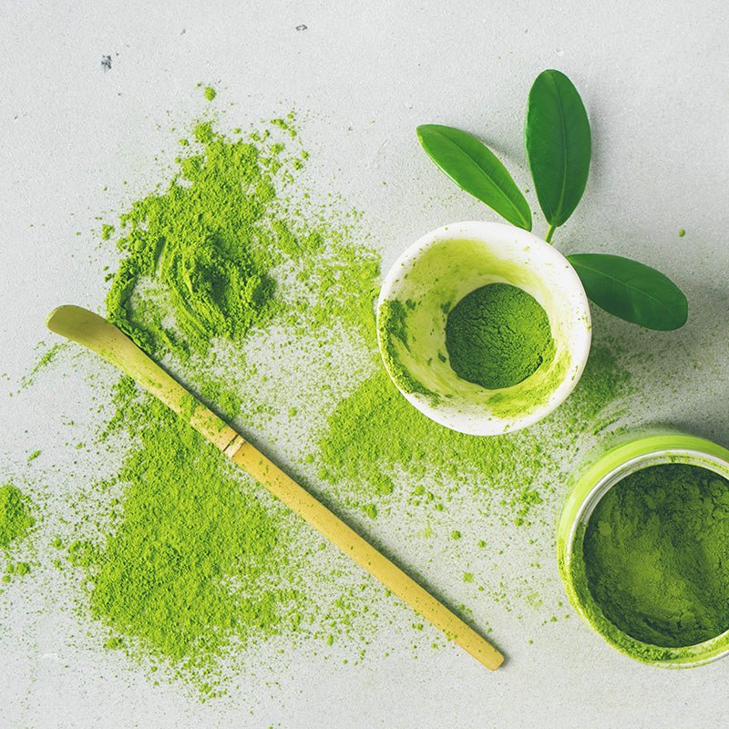 Matcha Grüntee Pulver auf dem Tisch