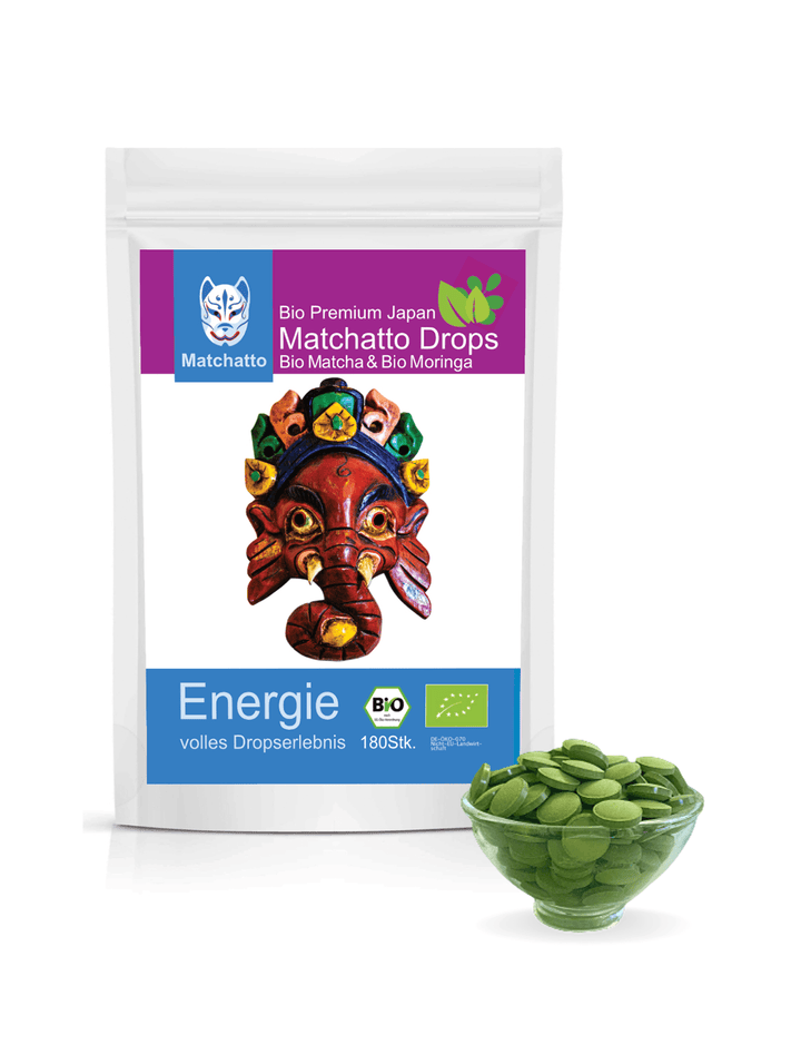 Matchatto Drops mit Bio Matcha und Bio Moringa – 180 Stück grüne Presslinge im Beutel mit roter Maske und Bio-Siegeln.